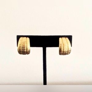 NWOT Vinatge 80s 90s gold tone half hoop huggie clip-on earrings